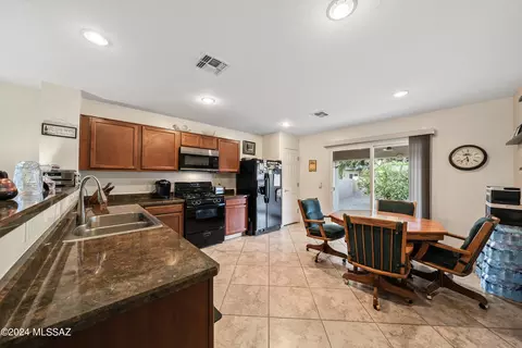 Kitchen - 5027 E Fishhook Ct, Tucson, AZ 85756 photo 2 of 6