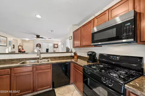 Kitchen - 5027 E Fishhook Ct, Tucson, AZ 85756 photo 3 of 6