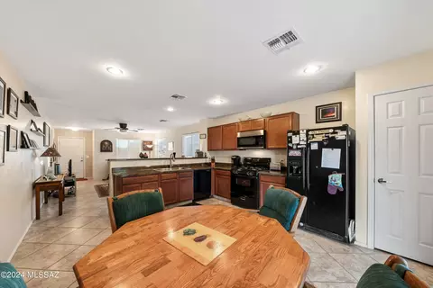 Kitchen - 5027 E Fishhook Ct, Tucson, AZ 85756 photo 5 of 6