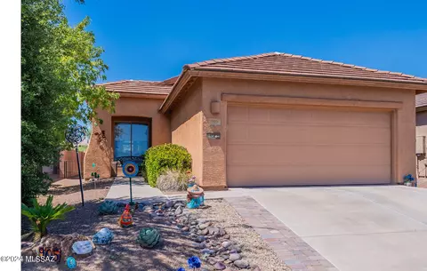 905 N Delacroix Dr, Green Valley, AZ 85614