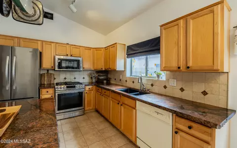 Kitchen - 9005 E Laurie Ann Dr, Tucson, AZ 85747 photo 2 of 4