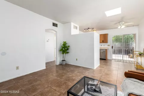 211 W Roger Rd #6, Tucson, AZ 85705