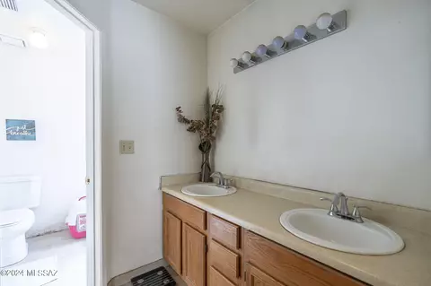 Bath - 5376 S Wembly Rd, Tucson, AZ 85746 photo 2 of 2