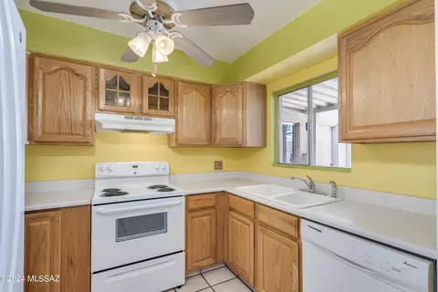 Kitchen - 957 Va Terrado, Tucson, AZ 85710 photo 1 of 6