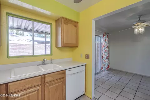 Kitchen - 957 Va Terrado, Tucson, AZ 85710 photo 5 of 6
