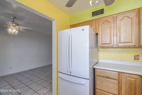 Kitchen - 957 Va Terrado, Tucson, AZ 85710 photo 6 of 6