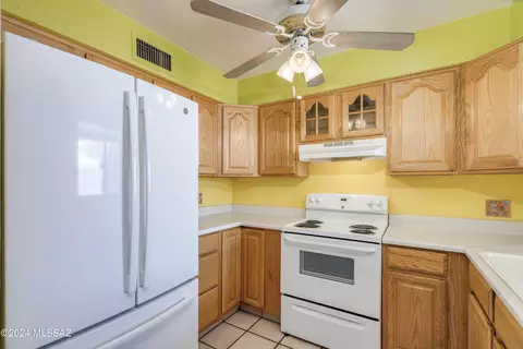 Kitchen - 957 Va Terrado, Tucson, AZ 85710 photo 3 of 6
