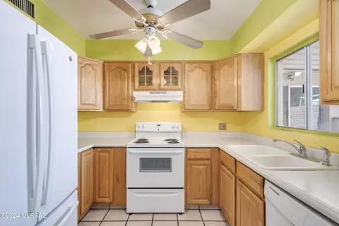 Kitchen - 957 Va Terrado, Tucson, AZ 85710 photo 2 of 6