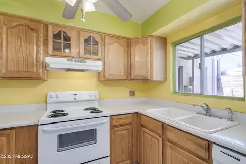 Kitchen - 957 Va Terrado, Tucson, AZ 85710 photo 4 of 6
