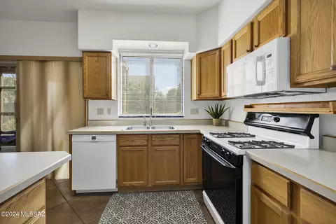 Kitchen - 1508 E Painted Colt Loop, Tucson, AZ 85719 photo 2 of 3
