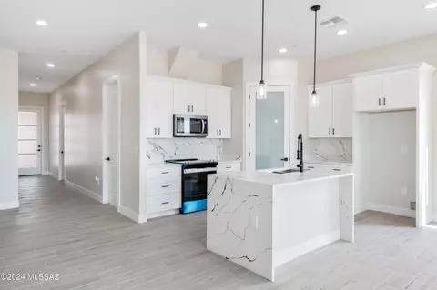 Kitchen - 13609 E Garigans Gulch, Vail, AZ 85641 photo 2 of 4