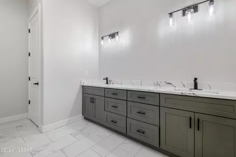Bath - 13609 E Garigans Gulch, Vail, AZ 85641 photo 1 of 4