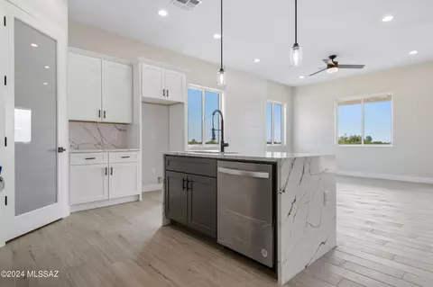 Kitchen - 13609 E Garigans Gulch, Vail, AZ 85641 photo 1 of 4