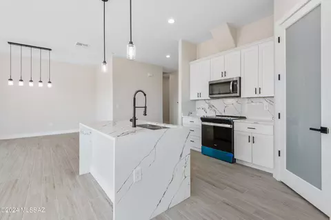 Kitchen - 13609 E Garigans Gulch, Vail, AZ 85641 photo 3 of 4