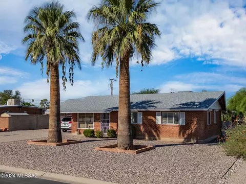 6574 E Calle Castor, Tucson, AZ 85710