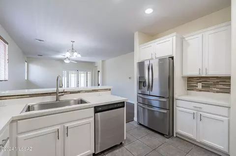Kitchen - 10394 E Painted Turtle Ln, Tucson, AZ 85747 photo 3 of 5