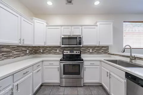 Kitchen - 10394 E Painted Turtle Ln, Tucson, AZ 85747 photo 4 of 5