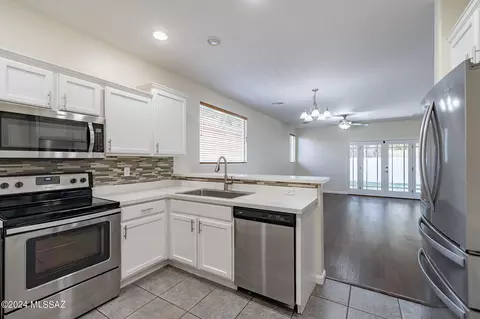 Kitchen - 10394 E Painted Turtle Ln, Tucson, AZ 85747 photo 2 of 5