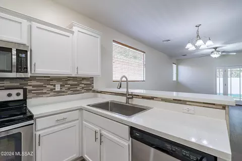 Kitchen - 10394 E Painted Turtle Ln, Tucson, AZ 85747 photo 5 of 5