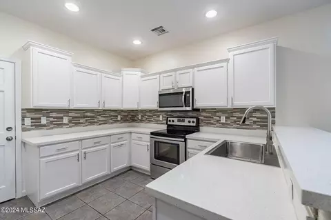Kitchen - 10394 E Painted Turtle Ln, Tucson, AZ 85747 photo 1 of 5