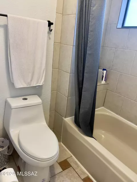 Bath - 9889 E Sabrena Ln, Tucson, AZ 85748 photo 3 of 4