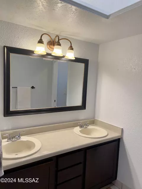 Bath - 9889 E Sabrena Ln, Tucson, AZ 85748 photo 2 of 4