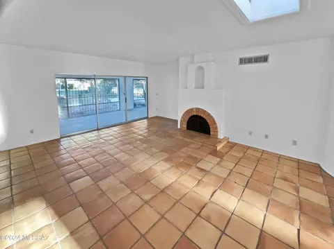 Living - 1621 Va Encanto, Tucson, AZ 85715 photo 3 of 4