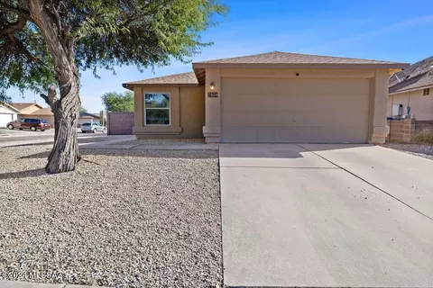 7058 Mitchell Flyer Rd, Tucson, AZ 85730