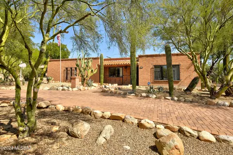 6830 N Moonglow Dr, Tucson, AZ 85718