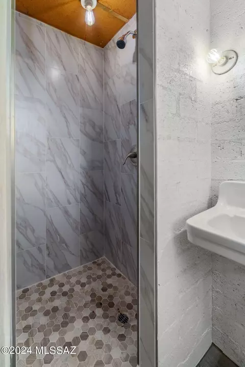Bath - 2525 E Lind Rd, Tucson, AZ 85716 photo 4 of 4