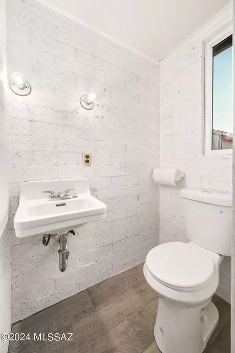 Bath - 2525 E Lind Rd, Tucson, AZ 85716 photo 3 of 4