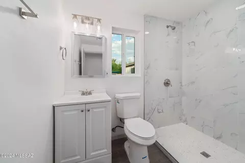 Bath - 2525 E Lind Rd, Tucson, AZ 85716 photo 2 of 4