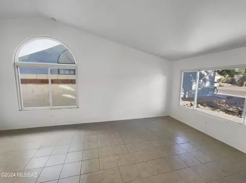 Living - 5310 W Eaglestone Loop, Tucson, AZ 85742 photo 2 of 4