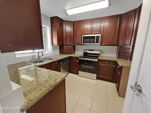 Kitchen - 5310 W Eaglestone Loop, Tucson, AZ 85742 photo 1 of 2