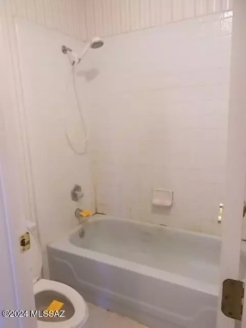 Bath - 3006 W Willow Tree Ln, Willcox, AZ 85643 photo 2 of 3