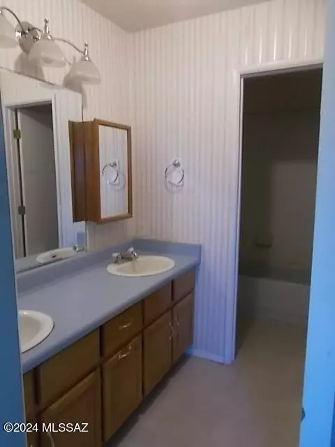 Bath - 3006 W Willow Tree Ln, Willcox, AZ 85643 photo 1 of 3