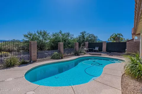 1056 N Rams Head Rd, Green Valley, AZ 85614