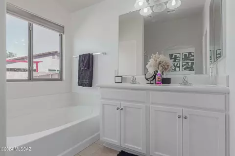 Bath - 625 E Blue Rock Way, Vail, AZ 85641 photo 1 of 2