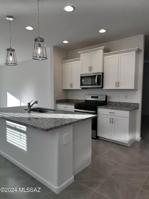 9947 N Summerstone Ave, Tucson, AZ 85743