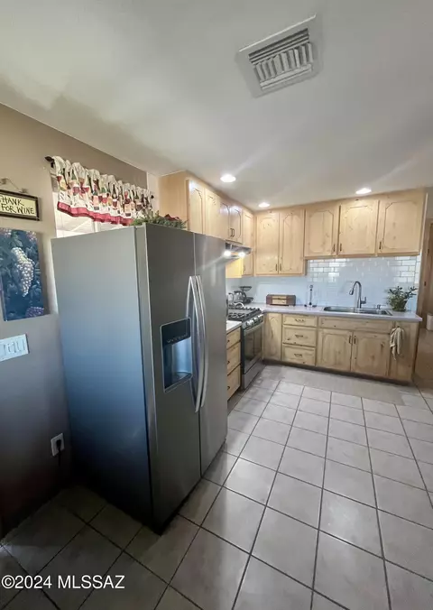 Kitchen - 17 Marthas Ln, Elgin, AZ 85611 photo 5 of 6