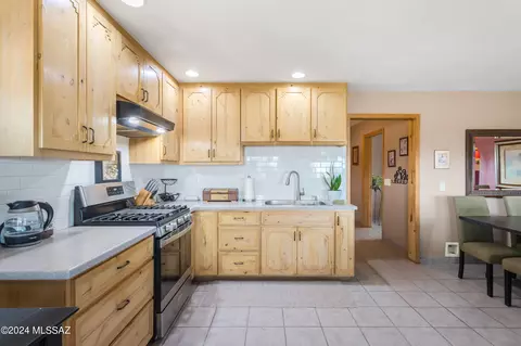 Kitchen - 17 Marthas Ln, Elgin, AZ 85611 photo 3 of 6
