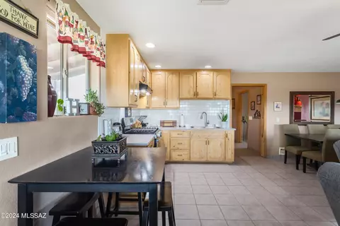 Kitchen - 17 Marthas Ln, Elgin, AZ 85611 photo 2 of 6