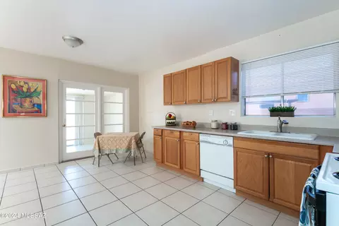 Kitchen - 10415 E Observatory Dr, Vail, AZ 85641 photo 3 of 3