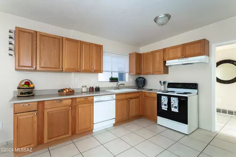 Kitchen - 10415 E Observatory Dr, Vail, AZ 85641 photo 2 of 3