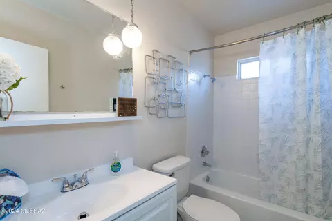 Bath - 10415 E Observatory Dr, Vail, AZ 85641 photo 4 of 4