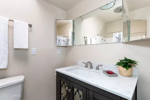 Bath - 10415 E Observatory Dr, Vail, AZ 85641 photo 2 of 4