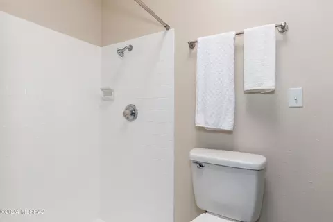 Bath - 10415 E Observatory Dr, Vail, AZ 85641 photo 3 of 4