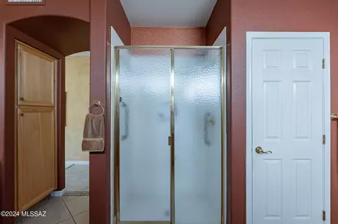 Bath - 63162 E Whispering Tree Ln, Saddlebrooke, AZ 85739 photo 3 of 4