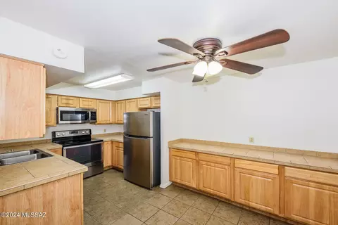 1810 E Blacklidge Dr #603, Tucson, AZ 85719