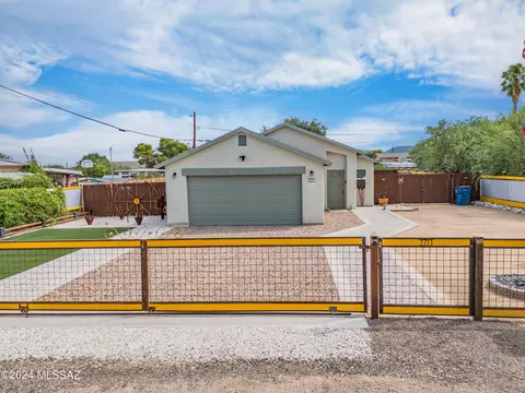 2711 W Milton Rd, Tucson, AZ 85746